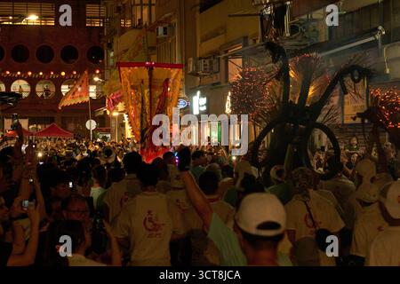 Scène pendant l'emblématique et traditionnelle danse du dragon de feu de Tai Hang à Tai Hang, le 5 octobre 2025. Banque D'Images
