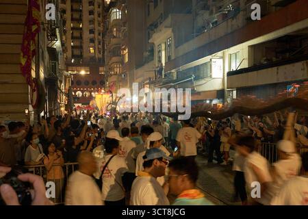Scène pendant l'emblématique et traditionnelle danse du dragon de feu de Tai Hang à Tai Hang, le 5 octobre 2025. Banque D'Images
