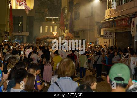 Scène pendant l'emblématique et traditionnelle danse du dragon de feu de Tai Hang à Tai Hang, le 5 octobre 2025. Banque D'Images