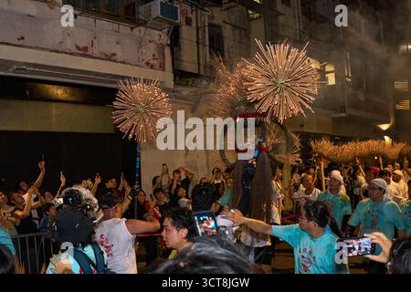 Scène pendant l'emblématique et traditionnelle danse du dragon de feu de Tai Hang à Tai Hang, le 5 octobre 2025. Banque D'Images