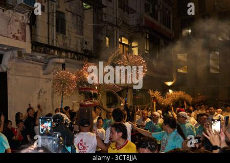 Scène pendant l'emblématique et traditionnelle danse du dragon de feu de Tai Hang à Tai Hang, le 5 octobre 2025. Banque D'Images