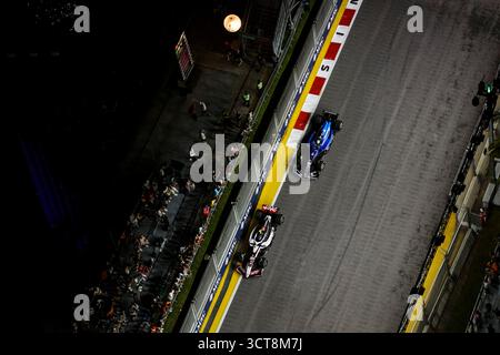 Singapour, Singapour. 05 octobre 2025. 87 BEARMAN 'Ollie' Oliver (gbr), Haas F1 Team VF-25 Ferrari, action 23 ALBON Alexander (tha), Williams Racing FW47, action lors du Grand Prix de formule 1 de Singapour 2025, 18ème manche du Championnat du monde de formule 1 FIA 2025 du 3 au 5 octobre 2025 sur le circuit de Marina Bay Street, à Singapour - photo Xavier Bonilla/DPPI crédit : DPPI Media/Alamy Live News Banque D'Images