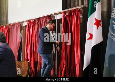 La Syrie tient ses premières élections parlementaires depuis la chute d'Assads les membres des commissions électorales comptent les bulletins de vote lors des premières élections parlementaires syriennes depuis la chute du gouvernement de Bachar al-Assads, à Alep, le 5 octobre 2025. Damas Syrie Copyright : xMohammadxBashirxAldaherx Banque D'Images