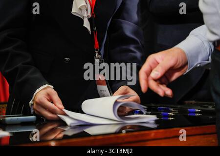 La Syrie tient ses premières élections parlementaires depuis la chute d'Assads les membres des commissions électorales comptent les bulletins de vote lors des premières élections parlementaires syriennes depuis la chute du gouvernement de Bachar al-Assads, à Alep, le 5 octobre 2025. Damas Syrie Copyright : xMohammadxBashirxAldaherx Banque D'Images