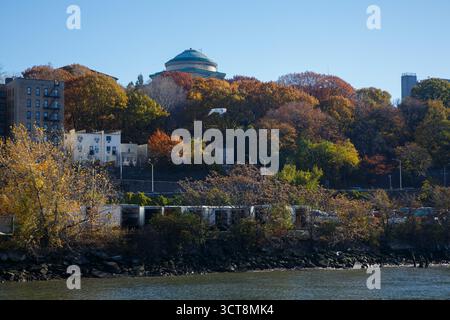 Le temple de la renommée des grands américains et de l'automne laisse des arbres dans le Bronx au bord de la rivière Harlem, New York, États-Unis Banque D'Images