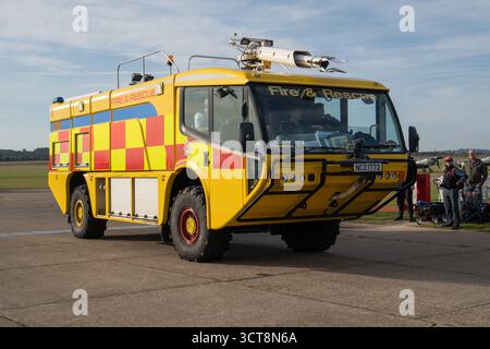 Véhicule d'incendie et de sauvetage de l'aéroport en livrée jaune et rouge distinctive à Duxford Banque D'Images