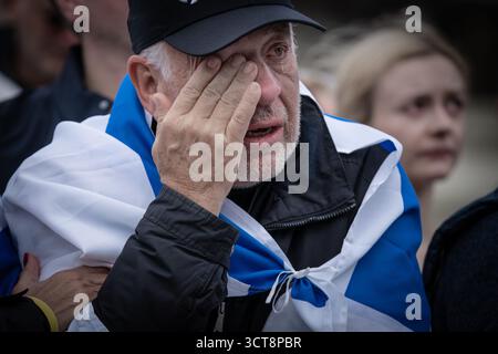 Londres, Royaume-Uni. 5 octobre 2025. Des Juifs britanniques et des membres et sympathisants de la communauté israélienne de Londres organisent une veillée à Trafalgar Square pour marquer le deuxième anniversaire des attentats du 7 octobre et pleurer les victimes de l’attentat terroriste perpétré jeudi à la synagogue de Manchester. Organisé par le Conseil des députés et le Jewish leadership Council (JLC), le mémorial a vu les membres de la communauté et les alliés se rassembler sur la place, la remplissant jusqu'aux marches de la Galerie nationale. Crédit : Guy Corbishley/Alamy Live News Banque D'Images