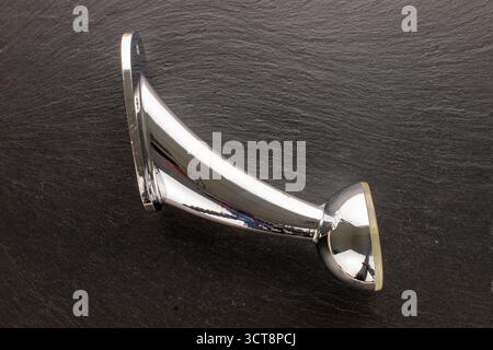 Pied de meuble en métal sur pierre d'ardoise, macro, vue de dessus. Banque D'Images