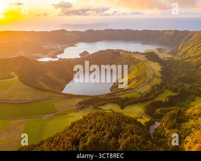 Massif de Sete Cidades. Blue Lake et Santiago Lake. Açores, île de Sao Miguel. Portugal. Vue aérienne Banque D'Images