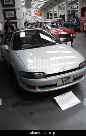 Voiture de sport Toyota classique exposée dans le musée de l'automobile avec des véhicules anciens Banque D'Images