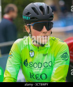 Gijón, Espagne, 5 octobre 2025 : cycliste Laly Pichot (101 ans) quelques instants avant le départ du XV Trophée Villa de Gijón le 5 octobre 2025, à Gijón, Espagne. Crédit : Alberto Brevers / Alamy Live News. Banque D'Images