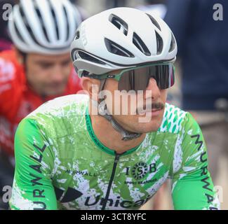 Gijón, Espagne, 5 octobre 2025 : Mario Junquera, cycliste de l'Unicaja Gijón (2) avant le départ du XV Trophée Villa de Gijón le 5 octobre 2025, à Gijón, Espagne. Crédit : Alberto Brevers / Alamy Live News. Banque D'Images
