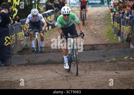 Gijón, Espagne, 5 octobre 2025 : Mario Junquera (2, R), cycliste de l'Unicaja Gijón, lors du 15e Trophée Villa de Gijón, le 5 octobre 2025, à Gijón, Espagne. Crédit : Alberto Brevers / Alamy Live News. Banque D'Images