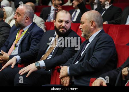 La Syrie tient ses premières élections législatives depuis la chute d'Assad Damas, Syrie 5 octobre 2025 : Marwan Adlabi, le gouverneur de Damas, vote dans un bureau de vote lors des premières élections législatives syriennes depuis la chute du régime d'Assad. Damas Syrie Copyright : xMohammadxBashirxAldaherx Banque D'Images