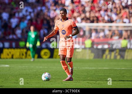 Séville, Espagne. 05 octobre 2025. SÉVILLE, ESPAGNE - 5 OCTOBRE : Marcus Rashford du FC Barcelone court avec le ballon lors du match LaLiga EA Sports entre le Sevilla FC et le FC Barcelone au stade Ramon Sanchez Pizjuan le 5 octobre 2025 à Séville, Espagne. (Photo de Gabriel Colchero/photo Players images/Magara Press) crédit : Magara Press SL/Alamy Live News Banque D'Images