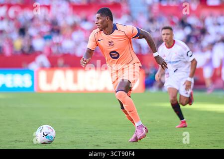 Séville, Espagne. 05 octobre 2025. SÉVILLE, ESPAGNE - 5 OCTOBRE : Marcus Rashford du FC Barcelone court avec le ballon lors du match LaLiga EA Sports entre le Sevilla FC et le FC Barcelone au stade Ramon Sanchez Pizjuan le 5 octobre 2025 à Séville, Espagne. (Photo de Gabriel Colchero/photo Players images/Magara Press) crédit : Magara Press SL/Alamy Live News Banque D'Images