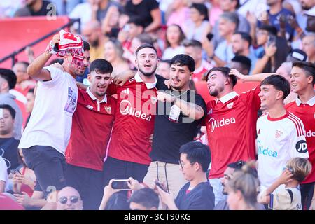 Séville, Espagne. 05 octobre 2025. SÉVILLE, ESPAGNE - 5 OCTOBRE : les fans du Sevilla FC célébreront le match LaLiga EA Sports entre le Sevilla FC et le FC Barcelone au stade Ramon Sanchez Pizjuan le 5 octobre 2025 à Séville, Espagne. (Photo de Gabriel Colchero/photo Players images/Magara Press) crédit : Magara Press SL/Alamy Live News Banque D'Images
