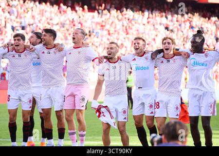 Séville, Espagne. 05 octobre 2025. SÉVILLE, ESPAGNE - 5 OCTOBRE : L'équipe du Sevilla FC célèbre le match LaLiga EA Sports entre le Sevilla FC et le FC Barcelone au stade Ramon Sanchez Pizjuan le 5 octobre 2025 à Séville, Espagne. (Photo de Gabriel Colchero/photo Players images/Magara Press) crédit : Magara Press SL/Alamy Live News Banque D'Images