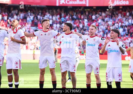 Séville, Espagne. 05 octobre 2025. SÉVILLE, ESPAGNE - 5 OCTOBRE : L'équipe du Sevilla FC célèbre le match LaLiga EA Sports entre le Sevilla FC et le FC Barcelone au stade Ramon Sanchez Pizjuan le 5 octobre 2025 à Séville, Espagne. (Photo de Gabriel Colchero/photo Players images/Magara Press) crédit : Magara Press SL/Alamy Live News Banque D'Images