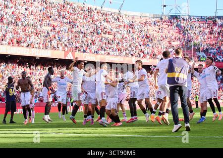 Séville, Espagne. 05 octobre 2025. SÉVILLE, ESPAGNE - 5 OCTOBRE : L'équipe du Sevilla FC célèbre le match LaLiga EA Sports entre le Sevilla FC et le FC Barcelone au stade Ramon Sanchez Pizjuan le 5 octobre 2025 à Séville, Espagne. (Photo de Gabriel Colchero/photo Players images/Magara Press) crédit : Magara Press SL/Alamy Live News Banque D'Images