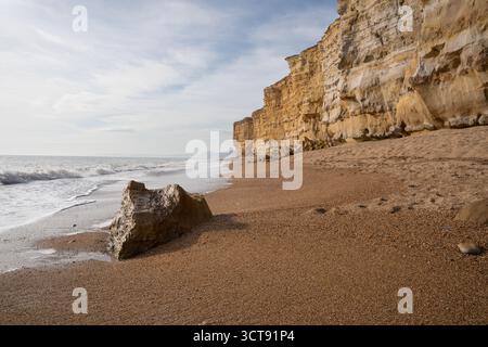 Falaises calcaires spectaculaires et plage de sable sur la côte du Devon Banque D'Images