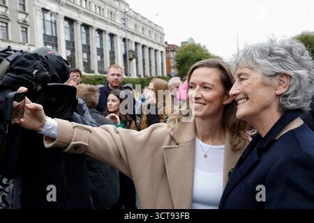 Holly Cairns TD, leader des sociaux-démocrates, prend un selfie avec la candidate indépendante à la présidence irlandaise Catherine Connolly, alors qu'elle est sur la piste de la campagne à O'Connell Street, Dublin. Date de la photo : dimanche 5 octobre 2025. Banque D'Images