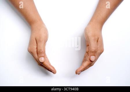 Mains de beauté montrant quelque chose couvert, protection sur fond blanc. image maquette Banque D'Images