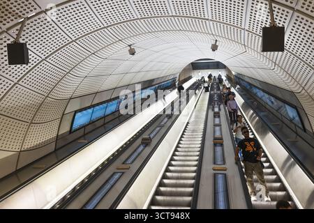 Longs escaliers mécaniques à l'intérieur de la station de métro de Londres. Londres, Royaume-Uni, 27 juin 2023 Banque D'Images