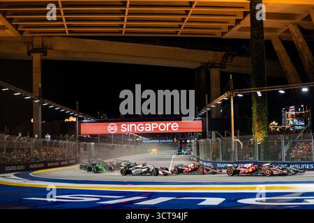 Singapour, Singapour. 05 octobre 2025. La course commence avec Oliver Bearman (GbR) de Haas F1 Team #87 frappé et des étincelles circulant dimanche lors du Formula 1 Singapore Airlines Singapore Grand Prix 2025 au Marina Bay Street circuit le 5 octobre 2025 photo par Antoine Lapeyre/ABACAPRESS.COM crédit : Abaca Press/Alamy Live News Banque D'Images