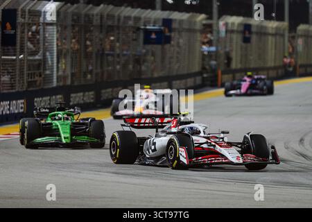 Singapour. 05 octobre 2025. Oliver Bearman 87 (GBR) MoneyGram Haas VF-25 lors du Grand Prix de formule 1 Singapore Airlines 2025 au Marina Bay Street circuit, Singapour le 5 octobre 2025 crédit : Jun Da Tan/Every second Media crédit : Every second Media/Alamy Live News Banque D'Images