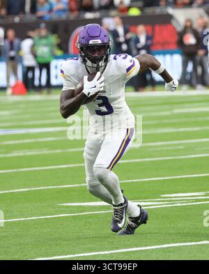 Londres, Royaume-Uni. 05 octobre 2025. Le Minnesota Vikings Wide Receiver Jordan Addison court avec le football dans leur match contre les Browns de Cleveland au Tottenham Football Stadium, Londres, le dimanche 05 octobre 2025. Les Vikings remportent le match 21-17. Photo de Hugo Philpott/UPI crédit : UPI/Alamy Live News Banque D'Images
