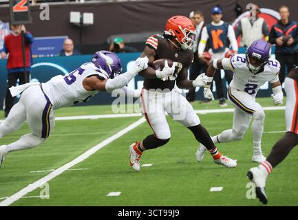 Londres, Royaume-Uni. 05 octobre 2025. Les Browns de Cleveland Running Back Quinshon Judkins court avec le football dans leur match contre les Vikings du Minnesota au Tottenham Football Stadium, à Londres, le dimanche 5 octobre 2025. Les Vikings remportent le match 21-17. Photo de Hugo Philpott/UPI crédit : UPI/Alamy Live News Banque D'Images