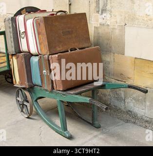 Un chariot de station avec une charge de valises anciennes Banque D'Images