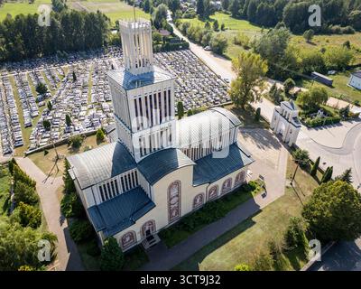 Prostyn, Pologne - 9 septembre 2025 : Basilique de la Sainte Trinité et Sainte Anne et cimetière dans le village de Prostyn Banque D'Images