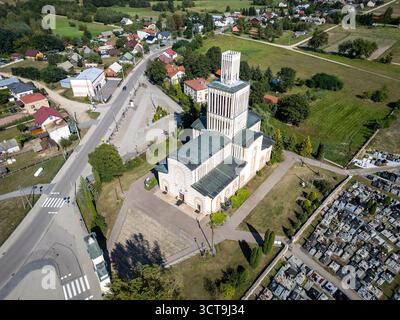 Prostyn, Pologne - 9 septembre 2025 : vue par drone du cimetière et de la basilique de la Sainte Trinité et Sainte Anne dans le village de Prostyn Banque D'Images