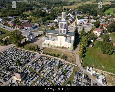 Prostyn, Pologne - 9 septembre 2025 : Basilique de la Sainte Trinité et Sainte Anne et cimetière dans le village de Prostyn Banque D'Images