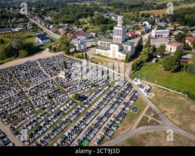 Prostyn, Pologne - 9 septembre 2025 : vue par drone du cimetière et de la basilique de la Sainte Trinité et Sainte Anne dans le village de Prostyn Banque D'Images