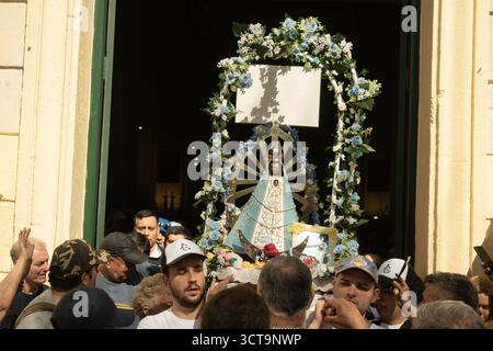 Buenos Aires, Argentine. 04 octobre 2025. Buenos Aires. L'image de la Vierge de Luján commence son pèlerinage en quittant l'église de San Cayetano. 4 octobre 2025. Crédits Guillermo Castro crédit : Guillermo Castro/Alamy Live News Banque D'Images