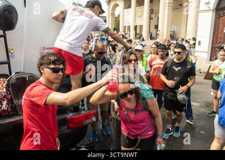 Buenos Aires, Argentine. 04 octobre 2025. Buenos Aires. Les pèlerins reçoivent une aide en raison de la chaleur intense pendant la marche de 60 km jusqu'au sanctuaire de Lujan le 4 octobre 2025. Crédit : Guillermo Castro crédit : Guillermo Castro/Alamy Live News Banque D'Images