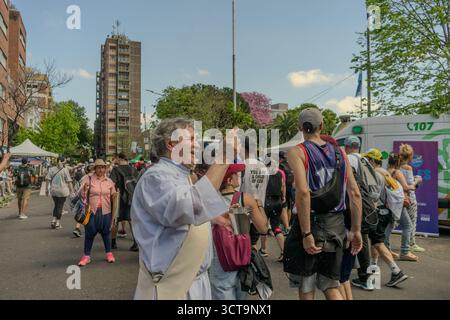 Buenos Aires, Argentine. 04 octobre 2025. Buenos Aires. Le clergé bénisse les pèlerins marchant vers le sanctuaire de Lujan. 4 octobre 2025. Crédit : Guillermo Castro crédit : Guillermo Castro/Alamy Live News Banque D'Images
