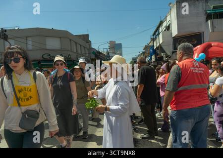 Buenos Aires, Argentine. 04 octobre 2025. Buenos Aires. Le clergé bénisse les pèlerins marchant vers le sanctuaire de Lujan. 4 octobre 2025. Crédit : Guillermo Castro crédit : Guillermo Castro/Alamy Live News Banque D'Images