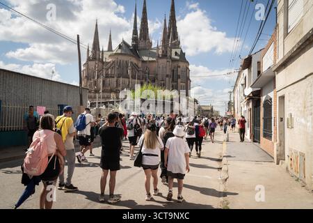 Buenos Aires, Argentine. 04 octobre 2025. Ville de Lujan. Vue sur les 200 derniers mètres du parcours avec la basilique en vue. 4 octobre 2025. Crédit : Guillermo Castro. Crédit : Guillermo Castro/Alamy Live News Banque D'Images