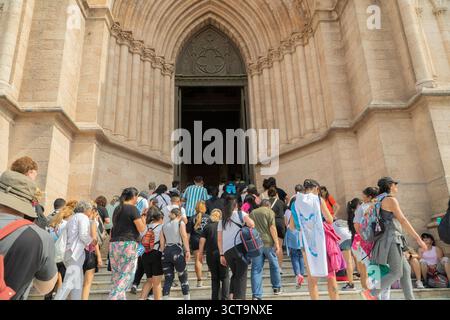 Buenos Aires, Argentine. 04 octobre 2025. Ville de Lujan. Une des portes d'entrée de la basilique lors de l'arrivée des pèlerins. 4 octobre 2025. Crédit : Guillermo Castro crédit : Guillermo Castro/Alamy Live News Banque D'Images