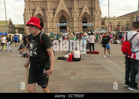 Buenos Aires, Argentine. 04 octobre 2025. Ville de Lujan. Les pèlerins font une pause devant l'église de Lujan après avoir marché 60 km 4 octobre 2025. Crédit : Guillermo Castro crédit : Guillermo Castro/Alamy Live News Banque D'Images