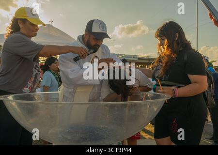 Buenos Aires, Argentine. 04 octobre 2025. Un baptême effectué au bord de la route pendant la promenade. 4 octobre 2025. Crédit : Guillermo Castro crédit : Guillermo Castro/Alamy Live News Banque D'Images