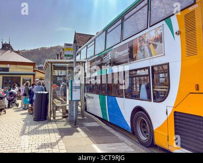 Dartmouth, Devon, Angleterre, Royaume-Uni - 24 avril 2025 : les gens prennent un bus à impériale exploité par Stagecoach à un arrêt de bus dans la ville de Dartmouth Banque D'Images