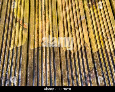 Avant et après la vue de la saleté et de la saleté nettoyée de la terrasse en bois à l'aide d'un nettoyeur haute pression. Concept DIY. Banque D'Images