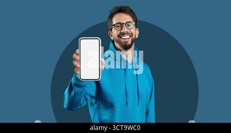 Collage créatif mettant en scène un jeune homme tenant un smartphone avec un écran vierge dans un cadre moderne Banque D'Images