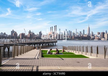 Brooklyn, New York - 4 octobre 2025 : vue depuis le parc riverain de Willamsburg Brooklyn avec vue sur la ville de New York. Banque D'Images