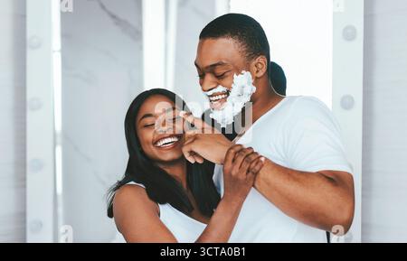 Portrait d'un couple afro-américain joyeux qui s'amusait dans la salle de bains Banque D'Images